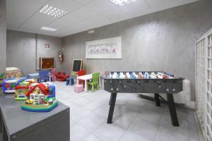 una sala de juegos para niños con mesa y juguetes en Residence Barusso en Alassio