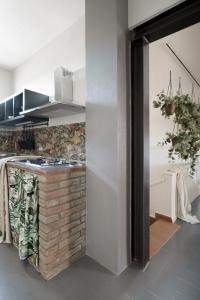 uma cozinha com um balcão e um fogão forno superior em La Bella di Lajatico em Lajatico