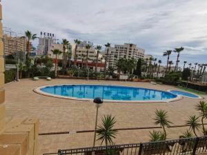 Bazén v ubytovaní Apartamento con vistas al mar ideal para relajarte - AGUAMARINA I alebo v jeho blízkosti