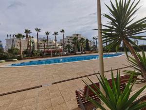 Bazén v ubytovaní Apartamento con vistas al mar ideal para relajarte - AGUAMARINA I alebo v jeho blízkosti
