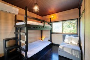 sypialnia z 2 łóżkami piętrowymi w domu w obiekcie Awaji Aquamarine Resort #3 - Self Check-In Only w mieście Awaji