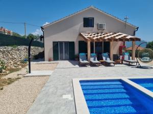 a villa with a swimming pool and a house at Villa MirIva in Katuni