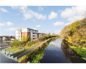 Galería fotográfica de Lovely 2-Bed Serviced apartment with free parking en Glasgow