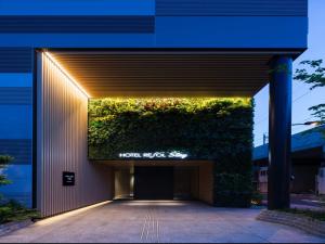 um edifício com uma planta ao lado dele em Hotel Resol Stay Akihabara em Tóquio
