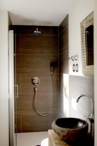 łazienka z prysznicem i umywalką w obiekcie Rustikales Studio mit Bergblick w mieście Tegernsee