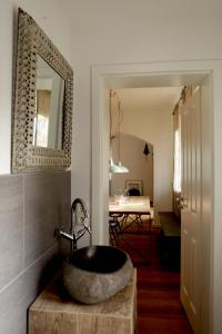 baño con lavabo y espejo en la pared en Rustikales Studio mit Bergblick, en Tegernsee
