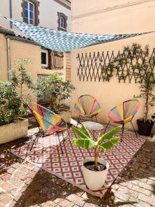 un patio con 2 sillas y una mesa con una planta en Garden Spa-Centre ville Troyes- Sauna-Hamam, en Troyes