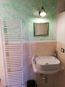 y baño con lavabo y espejo. en Dimora Maltese, en Morciano di Leuca