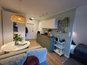 Kuchyňa alebo kuchynka v ubytovaní cosy condo 5 min do plaży z balkonem Gdynia