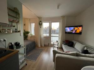 Televízia a/alebo spoločenská miestnosť v ubytovaní cosy condo 5 min do plaży z balkonem Gdynia