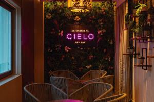 マドリードにあるRiu Plaza Españaの椅子と花の壁のレストラン