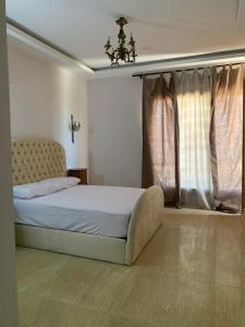 A bed or beds in a room at Hacienda bay painthouse 4 bathrooms