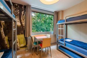 Stayokay Hostel Soest tesisinde bir odada yatak veya yataklar
