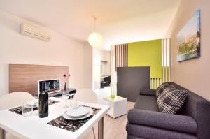 a living room with a couch and a table with wine glasses at Bretia Apartments in Sutivan