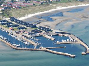 6 person holiday home in Hadsund في Hadsund: اطلالة جوية على مرسى به قوارب في الماء