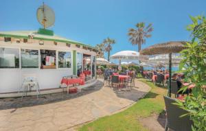Ein Restaurant oder anderes Speiselokal in der Unterkunft Rocas del Mar 
