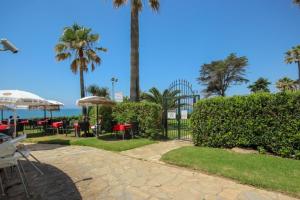 Ein Garten an der Unterkunft Rocas del Mar
