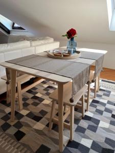 einen Tisch und Stühle mit einem Tisch und einem Sofa in der Unterkunft Riverside Villa Avo - Apartment Sara in Spodnja Idrija