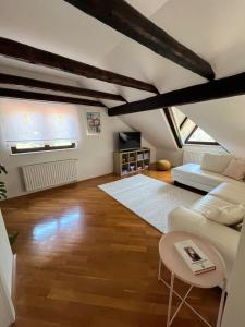ein Wohnzimmer mit einem weißen Sofa und einem Tisch in der Unterkunft Riverside Villa Avo - Apartment Sara in Spodnja Idrija