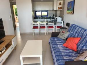 een woonkamer met een bank en een keuken bij Lovely Mojácar Playa in Mojácar
