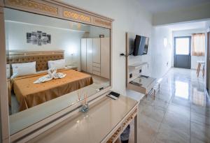 TV a/nebo společenská místnost v ubytování FabView Studio Apartments