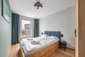 sypialnia z dużym łóżkiem i oknem w obiekcie Blue Moon with Sea View - Spectrum w Gdańsku
