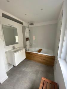 Ένα μπάνιο στο Opale Villa Appartement dans villa architecte 200m de la plage +29 φωτογραφίες