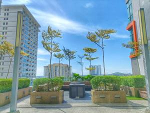 vistas a una ciudad con árboles y edificios en Austin 18, Friendly Sky by Antlerzone, en Johor Bahru