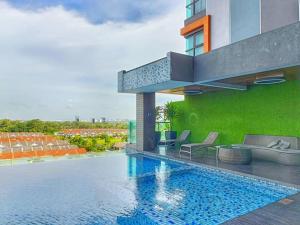 una piscina con sillas y un edificio en Austin 18, Friendly Sky by Antlerzone, en Johor Bahru