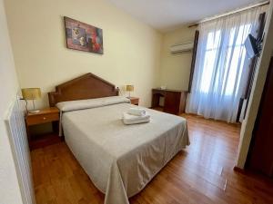 Postel nebo postele na pokoji v ubytování Arteaga Hostal & Baños Arabes Elvira