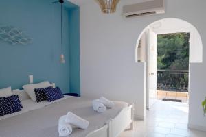Voodi või voodid majutusasutuse Pefkides Aegina Boutique Apartments toas