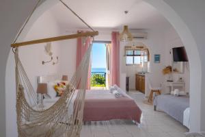 Pefkides Aegina Boutique Apartments tesisinde bir odada yatak veya yataklar