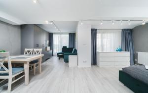 salon ze stołem i jadalnią w obiekcie Ice Apartments w Krakowie