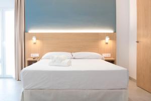 Ένα ή περισσότερα κρεβάτια σε δωμάτιο στο Rio Salado Conil Hostal