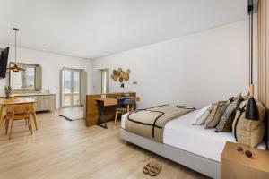 Postel nebo postele na pokoji v ubytování Salvia Areopolis All Suite Hotel