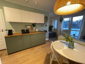 Kuchyňa alebo kuchynka v ubytovaní cosy condo 5 min do plaży z balkonem Gdynia