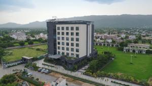 阿杰梅尔Grand Xenia的享有大型白色建筑和公园的顶部景色
