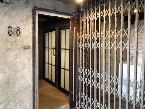チェンマイにあるザ エンタニア ポシュテルの門