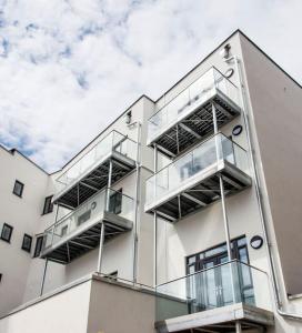 - un bâtiment avec des balcons sur le côté dans l'établissement Modern Apartment with Stunning Sea View, à Weston-super-Mare