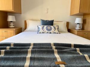 伊羅達的住宿－Villa Helios，床上有蓝色和白色的毯子