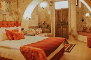 um quarto com uma cama num quarto com uma porta em Elaa Cave Hotel em Ortahisar