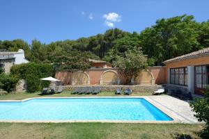 una piscina en el patio de una casa en La Petite Maison - Mas des Sous Bois en Ventabren