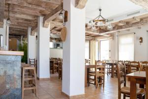 ห้องอาหารหรือที่รับประทานอาหารของ Rio Salado Conil Hostal