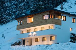 Una casa en la nieve por la noche en Apart Stella Alpina en Ischgl