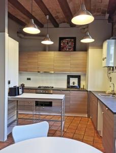 A kitchen or kitchenette at Habitació polivalent al centre de Manresa