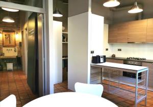 A kitchen or kitchenette at Habitació polivalent al centre de Manresa Még 5 kép