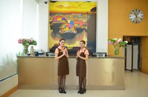 twee vrouwen aan een balie in een restaurant bij Abloom Exclusive Serviced Apartments in Bangkok