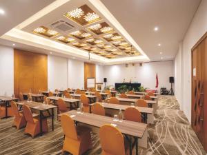 A seating area at Sima Hotel Kuta Lombok