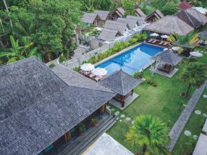 einen Luftblick auf eine Villa mit einem Pool in der Unterkunft Sima Hotel Kuta Lombok in Kuta Lombok