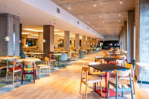 restauracja ze stołami i krzesłami w kawiarni w obiekcie Bel Mare Aqua Resort w mieście Międzyzdroje
